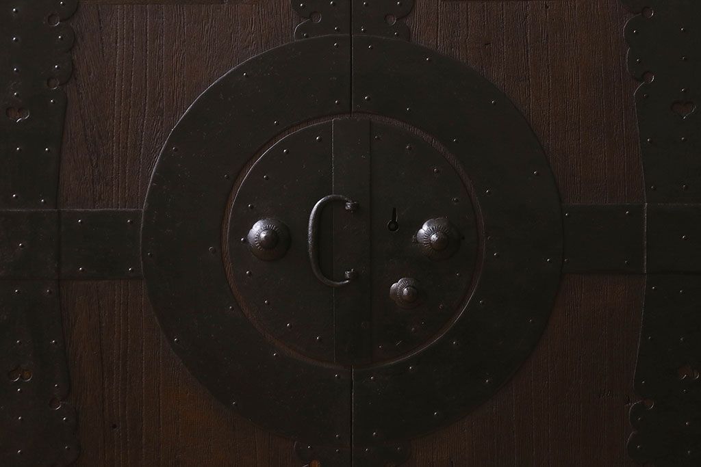 アンティーク家具　和製アンティーク　観音開き　和モダンな雰囲気が漂う脚付き箪笥ローチェスト(引き出し、テレビボード)