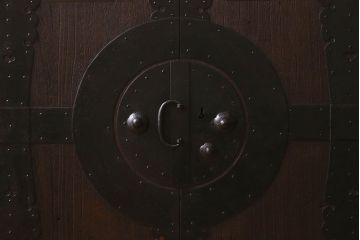 アンティーク家具　和製アンティーク　観音開き　和モダンな雰囲気が漂う脚付き箪笥ローチェスト(引き出し、テレビボード)