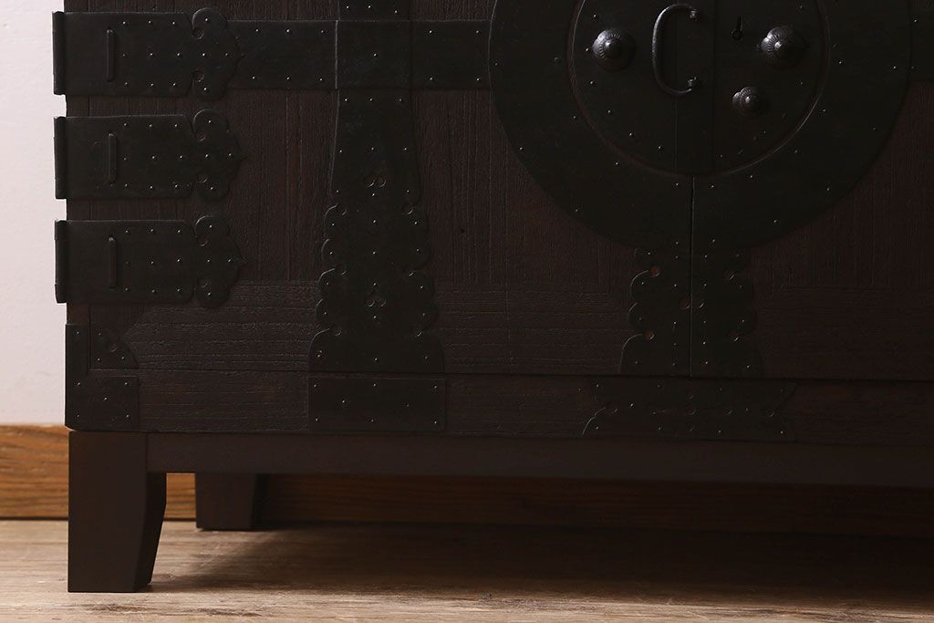 アンティーク家具　和製アンティーク　観音開き　和モダンな雰囲気が漂う脚付き箪笥ローチェスト(引き出し、テレビボード)