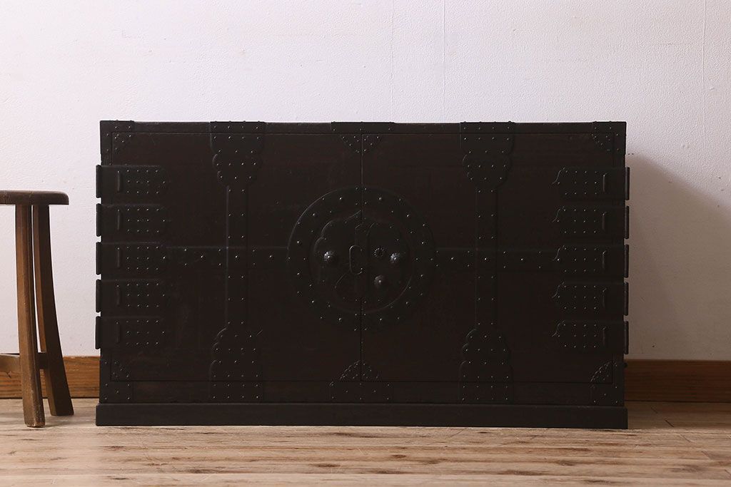 アンティーク家具　和製アンティーク　江戸〜明治期!重厚感のある佇まい　総桐材　観音開きの箪笥ローチェスト(ローボード、衣装箪笥、引き出し、桐箪笥、桐たんす)