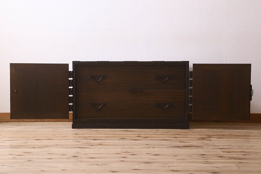 アンティーク家具　和製アンティーク　江戸〜明治期!重厚感のある佇まい　総桐材　観音開きの箪笥ローチェスト(ローボード、衣装箪笥、引き出し、桐箪笥、桐たんす)