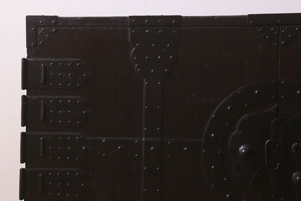 アンティーク家具　和製アンティーク　江戸〜明治期!重厚感のある佇まい　総桐材　観音開きの箪笥ローチェスト(ローボード、衣装箪笥、引き出し、桐箪笥、桐たんす)