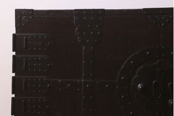 アンティーク家具　和製アンティーク　江戸〜明治期!重厚感のある佇まい　総桐材　観音開きの箪笥ローチェスト(ローボード、衣装箪笥、引き出し、桐箪笥、桐たんす)