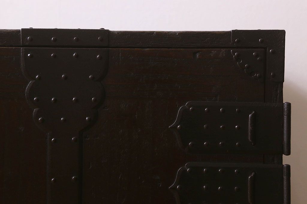 アンティーク家具　和製アンティーク　江戸〜明治期!重厚感のある佇まい　総桐材　観音開きの箪笥ローチェスト(ローボード、衣装箪笥、引き出し、桐箪笥、桐たんす)