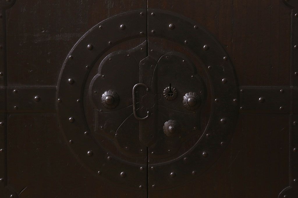 アンティーク家具　和製アンティーク　江戸〜明治期!重厚感のある佇まい　総桐材　観音開きの箪笥ローチェスト(ローボード、衣装箪笥、引き出し、桐箪笥、桐たんす)