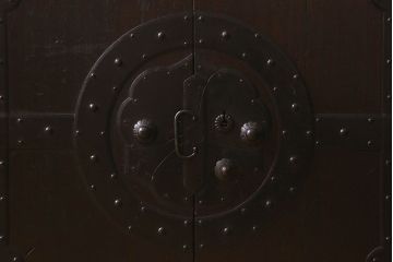 アンティーク家具　和製アンティーク　江戸〜明治期!重厚感のある佇まい　総桐材　観音開きの箪笥ローチェスト(ローボード、衣装箪笥、引き出し、桐箪笥、桐たんす)