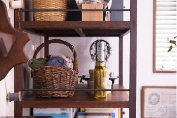 アンティーク家具　和製アンティーク　馴染みやすいデザイン　アイアンと脚が施されたオープンラック(飾り棚、本棚、陳列棚)