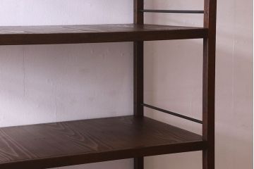 アンティーク家具　和製アンティーク　馴染みやすいデザイン　アイアンと脚が施されたオープンラック(飾り棚、本棚、陳列棚)