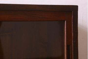 アンティーク家具　和製アンティーク　薄型　クリアガラス使用　味わい深い風合いの戸棚(収納棚、飾り棚、本箱)