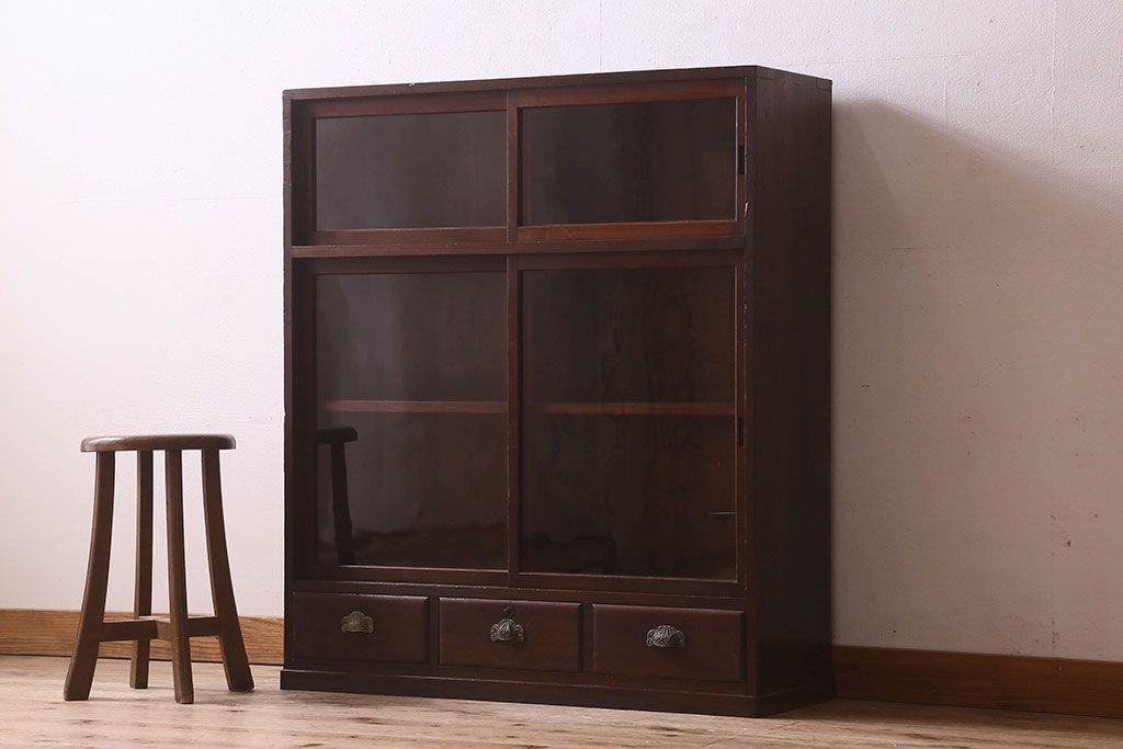 アンティーク家具　和製アンティーク　薄型　クリアガラス使用　味わい深い風合いの戸棚(収納棚、飾り棚、本箱)