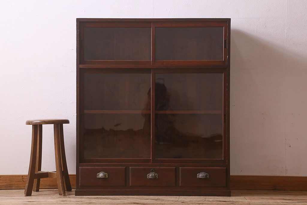 アンティーク家具　和製アンティーク　薄型　クリアガラス使用　味わい深い風合いの戸棚(収納棚、飾り棚、本箱)