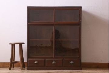 アンティーク家具　和製アンティーク　薄型　クリアガラス使用　味わい深い風合いの戸棚(収納棚、飾り棚、本箱)