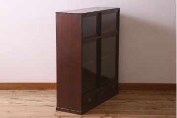 アンティーク家具　和製アンティーク　薄型　クリアガラス使用　味わい深い風合いの戸棚(収納棚、飾り棚、本箱)