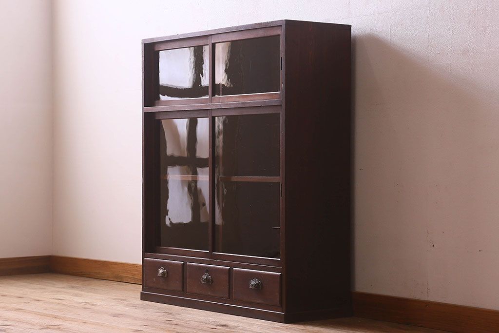 アンティーク家具　和製アンティーク　薄型　クリアガラス使用　味わい深い風合いの戸棚(収納棚、飾り棚、本箱)