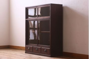 アンティーク家具　和製アンティーク　薄型　クリアガラス使用　味わい深い風合いの戸棚(収納棚、飾り棚、本箱)