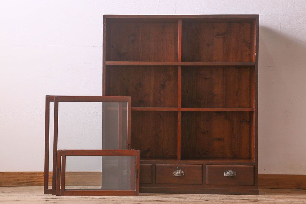 アンティーク家具　和製アンティーク　薄型　クリアガラス使用　味わい深い風合いの戸棚(収納棚、飾り棚、本箱)