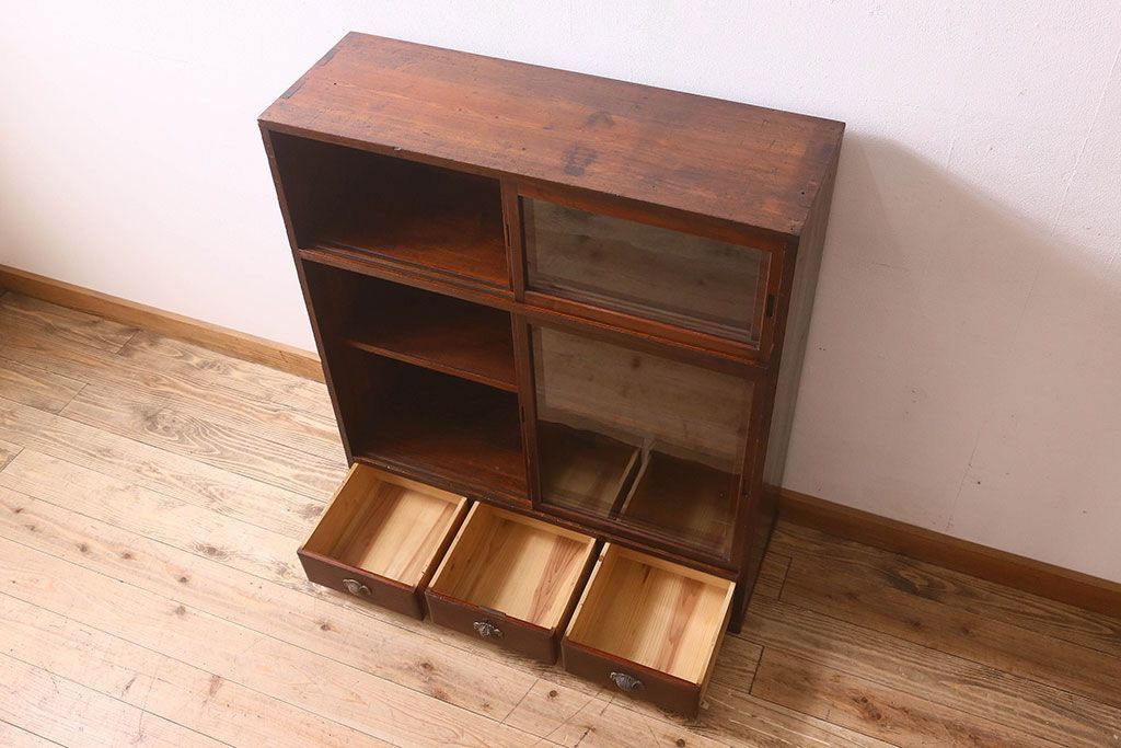 アンティーク家具　和製アンティーク　薄型　クリアガラス使用　味わい深い風合いの戸棚(収納棚、飾り棚、本箱)