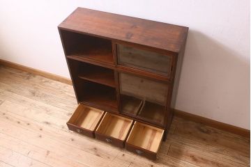 アンティーク家具　和製アンティーク　薄型　クリアガラス使用　味わい深い風合いの戸棚(収納棚、飾り棚、本箱)