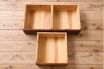 アンティーク家具　和製アンティーク　薄型　クリアガラス使用　味わい深い風合いの戸棚(収納棚、飾り棚、本箱)