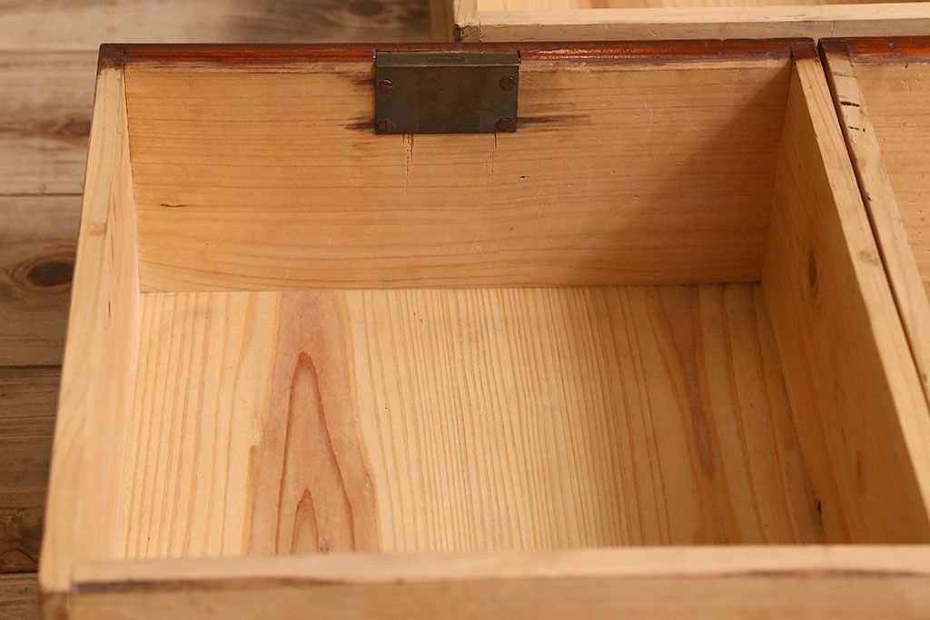 アンティーク家具　和製アンティーク　薄型　クリアガラス使用　味わい深い風合いの戸棚(収納棚、飾り棚、本箱)