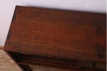 アンティーク家具　和製アンティーク　薄型　クリアガラス使用　味わい深い風合いの戸棚(収納棚、飾り棚、本箱)