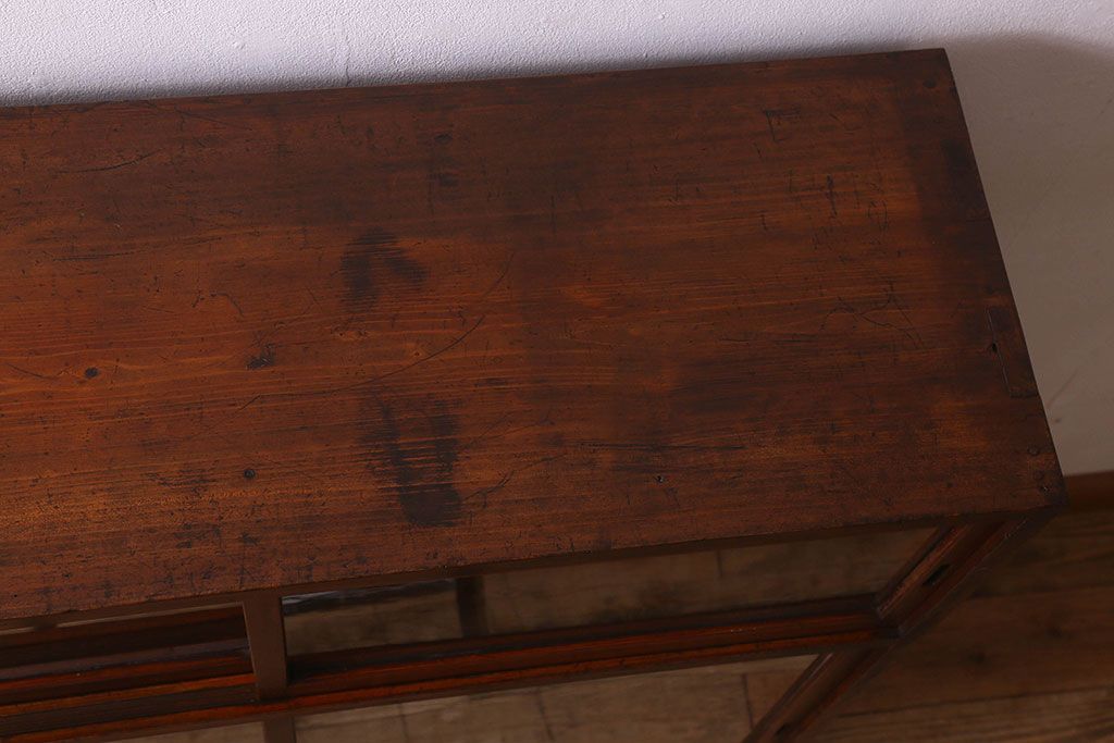 アンティーク家具　和製アンティーク　薄型　クリアガラス使用　味わい深い風合いの戸棚(収納棚、飾り棚、本箱)