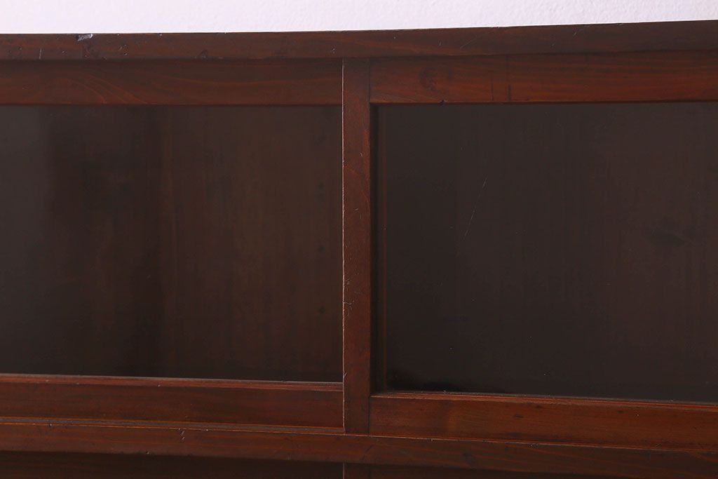 アンティーク家具　和製アンティーク　薄型　クリアガラス使用　味わい深い風合いの戸棚(収納棚、飾り棚、本箱)