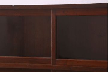 アンティーク家具　和製アンティーク　薄型　クリアガラス使用　味わい深い風合いの戸棚(収納棚、飾り棚、本箱)