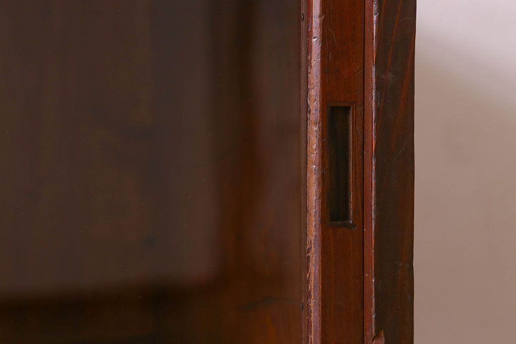 アンティーク家具　和製アンティーク　薄型　クリアガラス使用　味わい深い風合いの戸棚(収納棚、飾り棚、本箱)