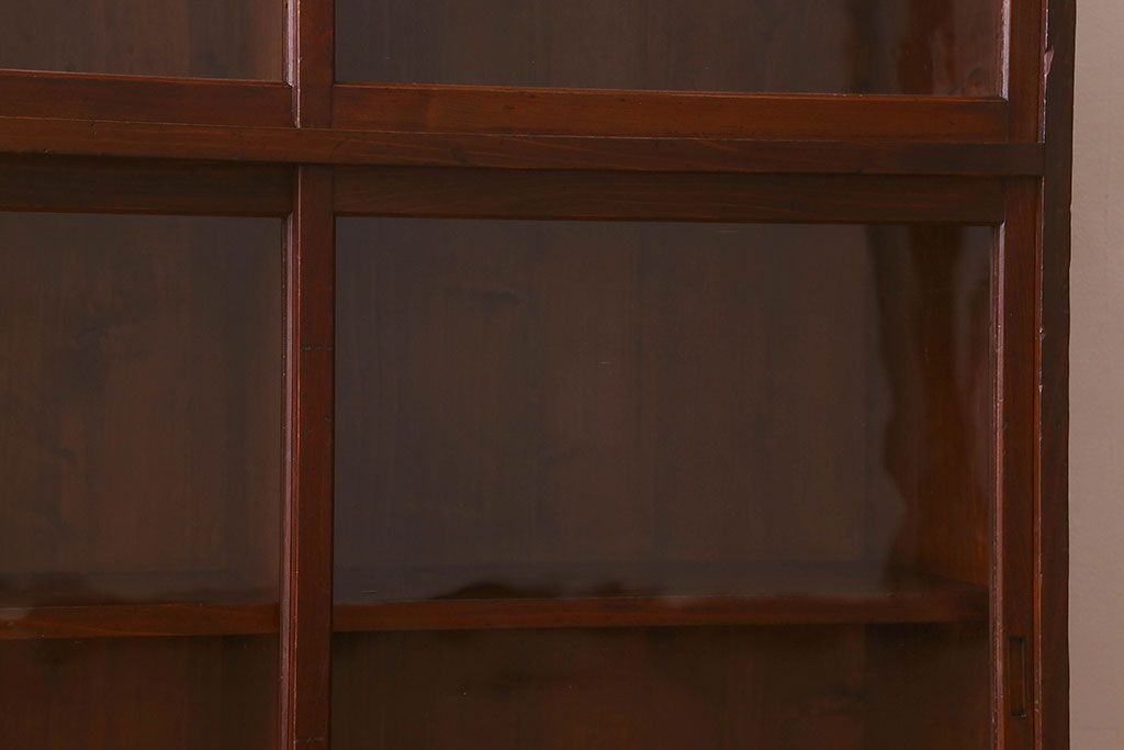 アンティーク家具　和製アンティーク　薄型　クリアガラス使用　味わい深い風合いの戸棚(収納棚、飾り棚、本箱)
