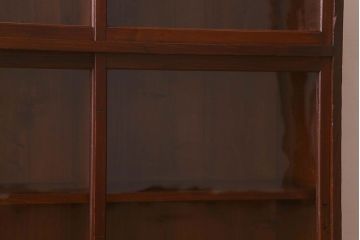 アンティーク家具　和製アンティーク　薄型　クリアガラス使用　味わい深い風合いの戸棚(収納棚、飾り棚、本箱)