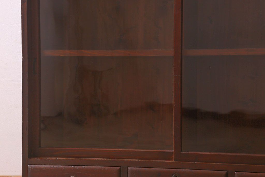 アンティーク家具　和製アンティーク　薄型　クリアガラス使用　味わい深い風合いの戸棚(収納棚、飾り棚、本箱)