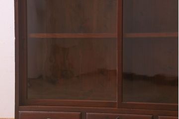 アンティーク家具　和製アンティーク　薄型　クリアガラス使用　味わい深い風合いの戸棚(収納棚、飾り棚、本箱)