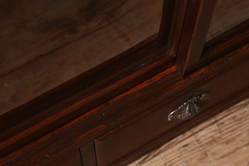 アンティーク家具　和製アンティーク　薄型　クリアガラス使用　味わい深い風合いの戸棚(収納棚、飾り棚、本箱)