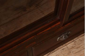 アンティーク家具　和製アンティーク　薄型　クリアガラス使用　味わい深い風合いの戸棚(収納棚、飾り棚、本箱)