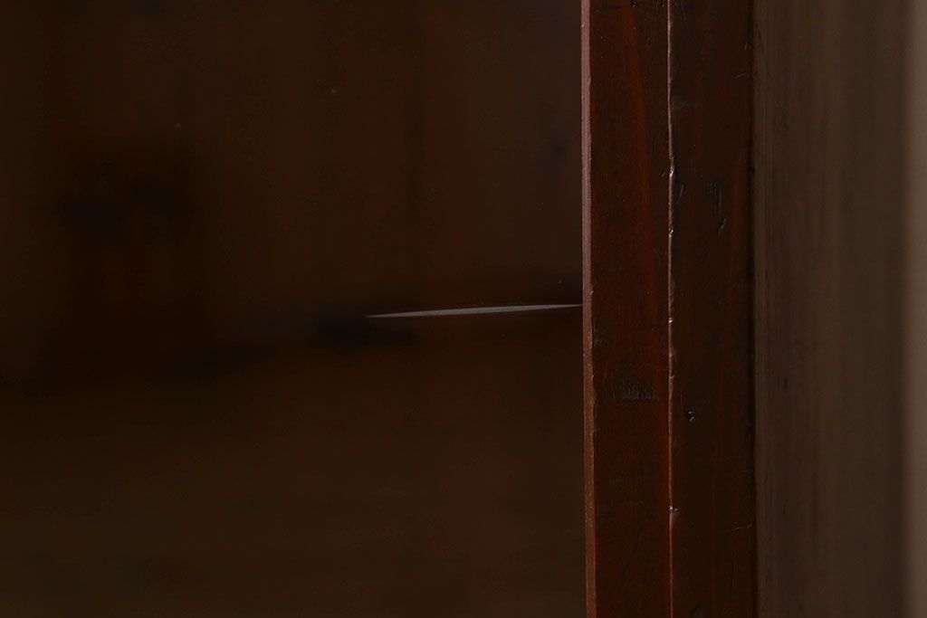 アンティーク家具　和製アンティーク　薄型　クリアガラス使用　味わい深い風合いの戸棚(収納棚、飾り棚、本箱)