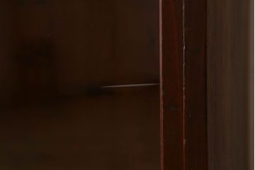 アンティーク家具　和製アンティーク　薄型　クリアガラス使用　味わい深い風合いの戸棚(収納棚、飾り棚、本箱)