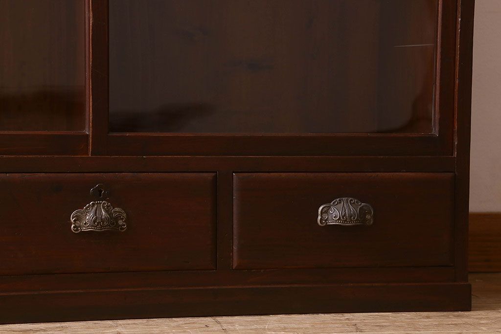 アンティーク家具　和製アンティーク　薄型　クリアガラス使用　味わい深い風合いの戸棚(収納棚、飾り棚、本箱)