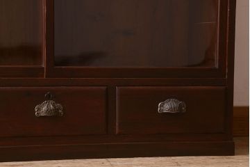 アンティーク家具　和製アンティーク　薄型　クリアガラス使用　味わい深い風合いの戸棚(収納棚、飾り棚、本箱)