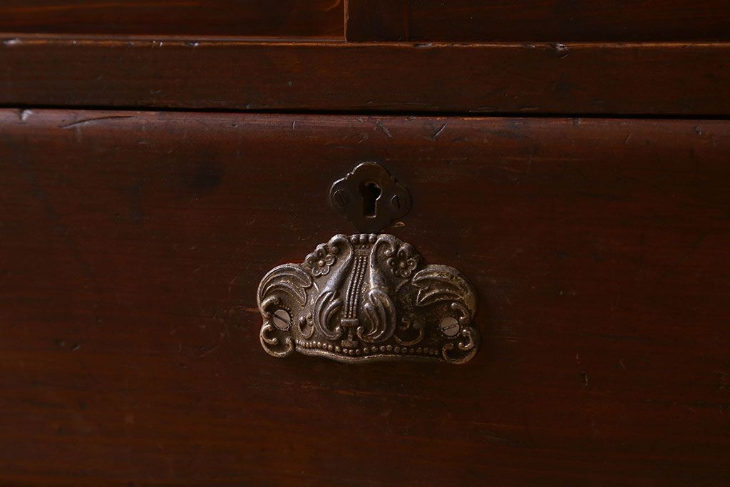 アンティーク家具　和製アンティーク　薄型　クリアガラス使用　味わい深い風合いの戸棚(収納棚、飾り棚、本箱)