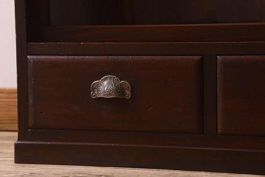 アンティーク家具　和製アンティーク　薄型　クリアガラス使用　味わい深い風合いの戸棚(収納棚、飾り棚、本箱)