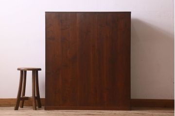 アンティーク家具　和製アンティーク　薄型　クリアガラス使用　味わい深い風合いの戸棚(収納棚、飾り棚、本箱)