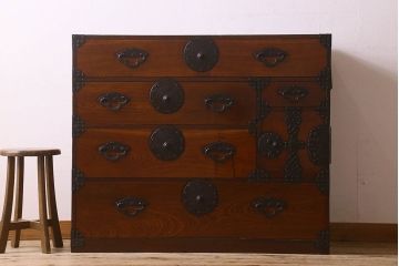 アンティーク家具　和製アンティーク　前面欅材　漆塗り　菊の描かれた金具が和の空間を引きたてる米沢箪笥(衣装箪笥、引き出し)