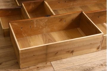 アンティーク家具　和製アンティーク　前面欅材　漆塗り　菊の描かれた金具が和の空間を引きたてる米沢箪笥(衣装箪笥、引き出し)