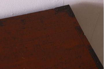 アンティーク家具　和製アンティーク　前面欅材　漆塗り　菊の描かれた金具が和の空間を引きたてる米沢箪笥(衣装箪笥、引き出し)