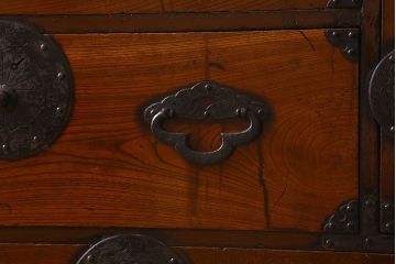 アンティーク家具　和製アンティーク　前面欅材　漆塗り　菊の描かれた金具が和の空間を引きたてる米沢箪笥(衣装箪笥、引き出し)