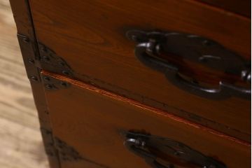 アンティーク家具　和製アンティーク　前面欅材　漆塗り　菊の描かれた金具が和の空間を引きたてる米沢箪笥(衣装箪笥、引き出し)