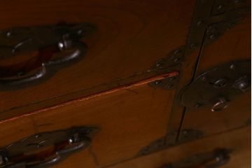 アンティーク家具　和製アンティーク　前面欅材　漆塗り　菊の描かれた金具が和の空間を引きたてる米沢箪笥(衣装箪笥、引き出し)