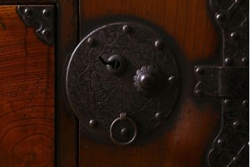 アンティーク家具　和製アンティーク　前面欅材　漆塗り　菊の描かれた金具が和の空間を引きたてる米沢箪笥(衣装箪笥、引き出し)
