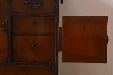 アンティーク家具　和製アンティーク　前面欅材　漆塗り　菊の描かれた金具が和の空間を引きたてる米沢箪笥(衣装箪笥、引き出し)